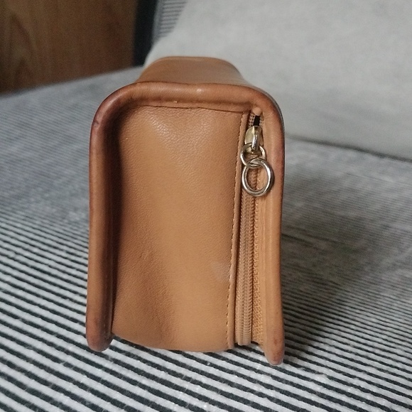 Rare Vintage Coach Brown leather makeup case. - Picture 2 of 8